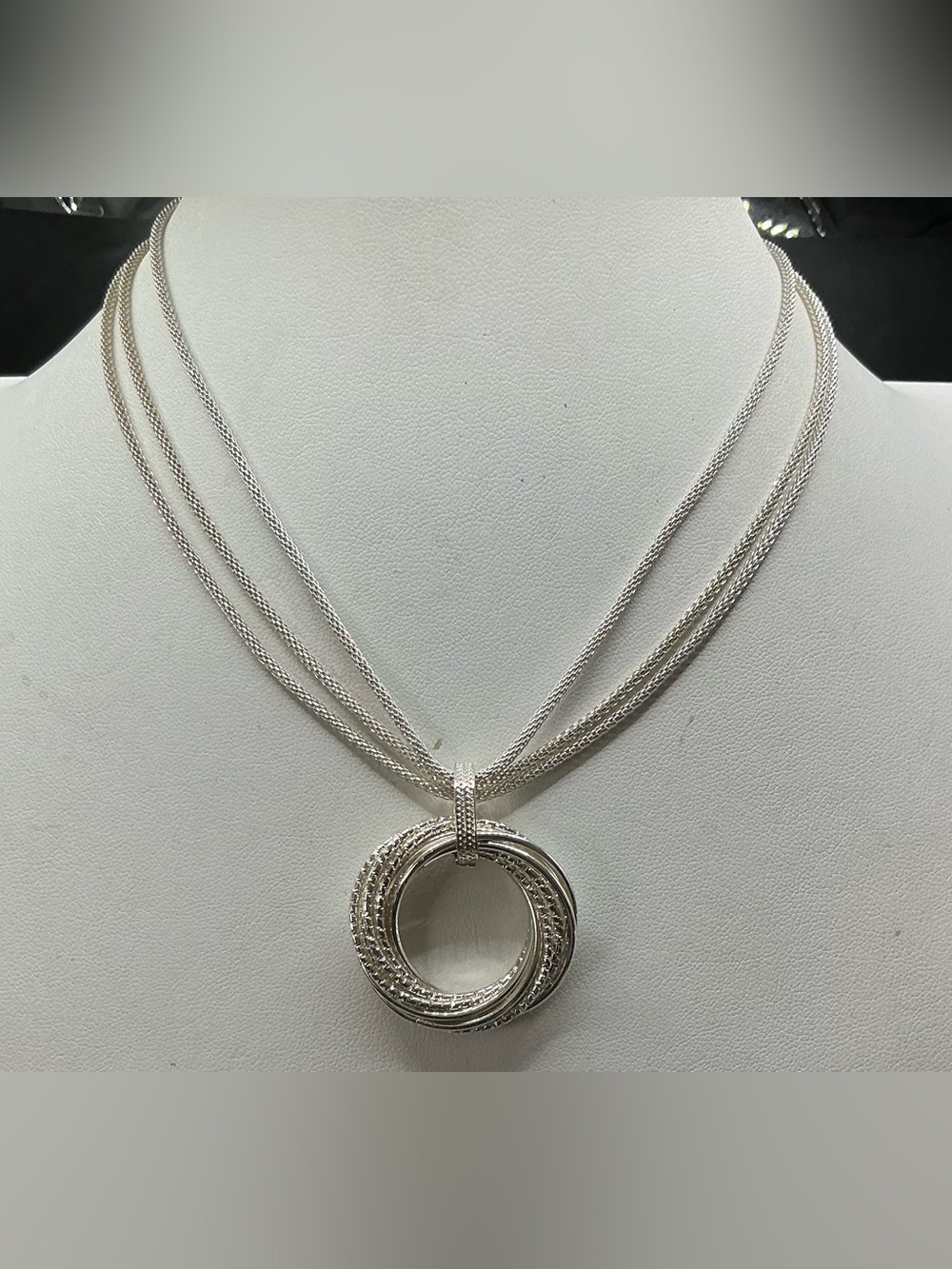 DANA BUCHMAN SILVER TONE INTERLOCKING CIRCLE LAYERED PENDANT NECKLACE